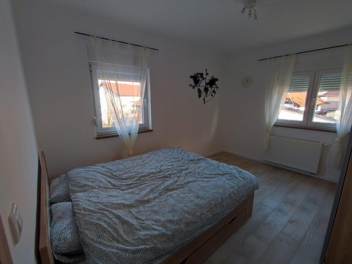 Peaceful Apartment Near Airport Velika Gorica Esterno foto
